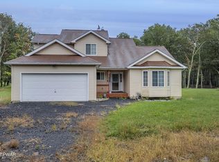 2203 Cardinal Dr, Bushkill, PA 18324