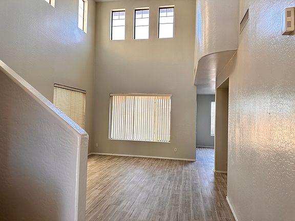 4th image of 1053 E Julian Dr