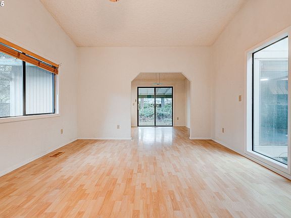 4th image of 505 NE 139th Ave