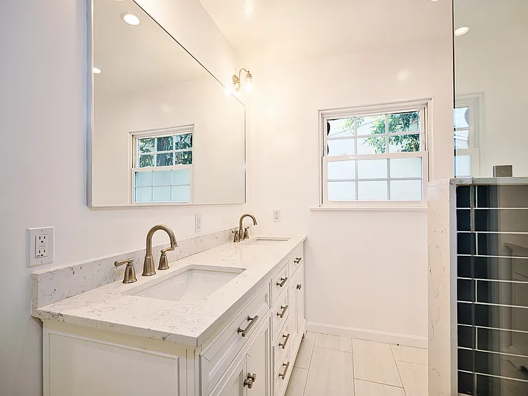 23220 Sylvan St — Photo 7