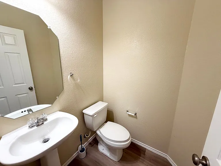 6404 Mundo Dr — Photo 13