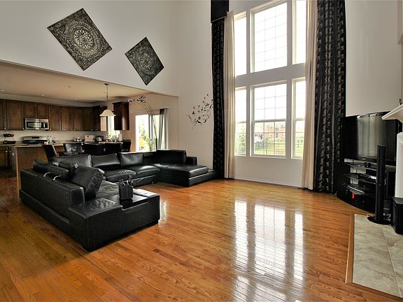 2nd image of 3515 Carlisle Ln