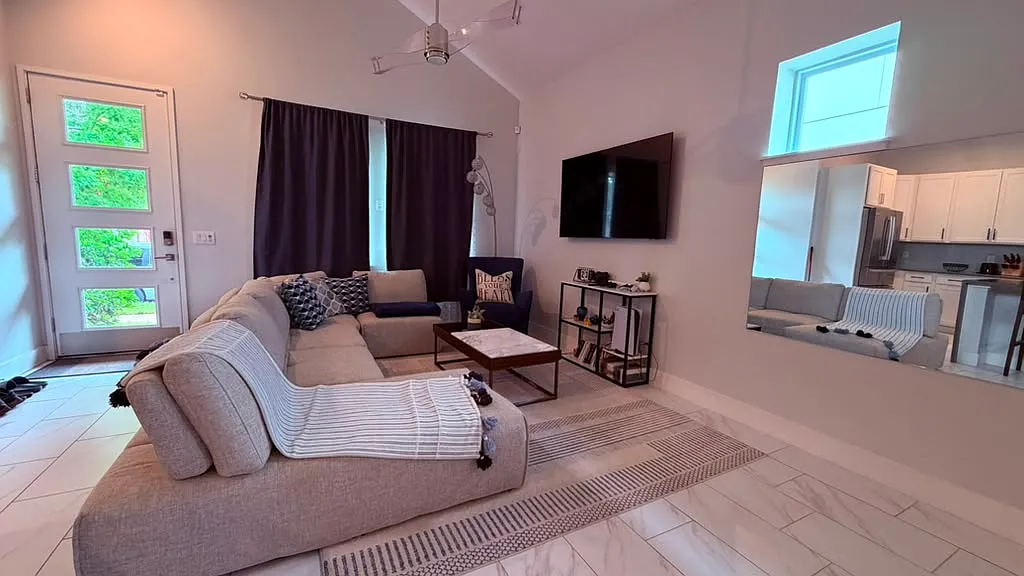 3 bed, 2029 sqft, $4,500 — Photo 2