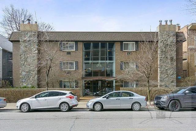 4334 N Clarendon Ave #101