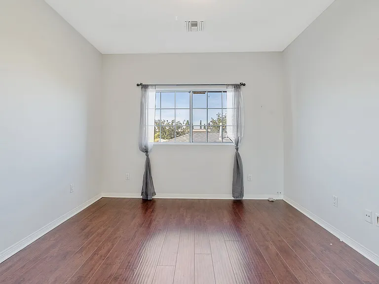 3911 Prospect Ave — Photo 32