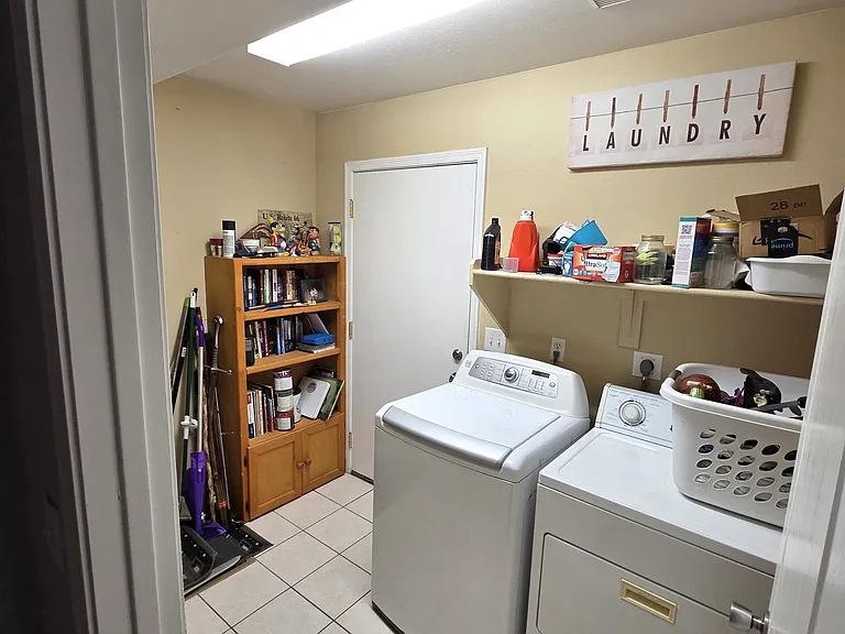 1734 E Pontiac Dr — Photo 14