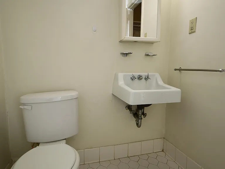 207 E Moore St — Photo 7