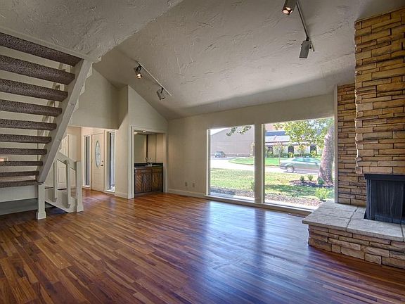 4th image of 4048 Thunderbird Dr