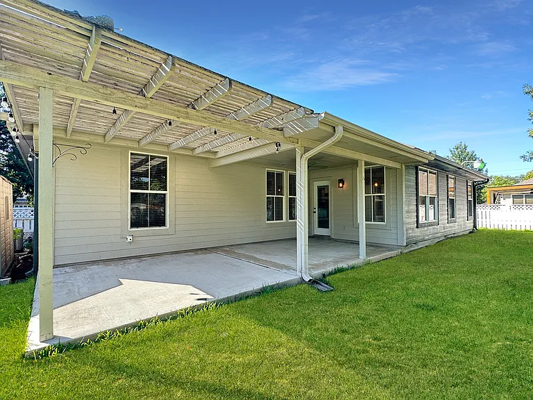 1415 Azalea Ln — Photo 8