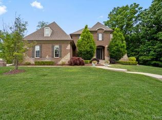3322 Royal Berkshire Ln, Oakland, MI 48363