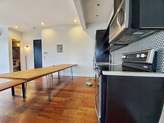 5th image of 196 Montrose Ave #2R