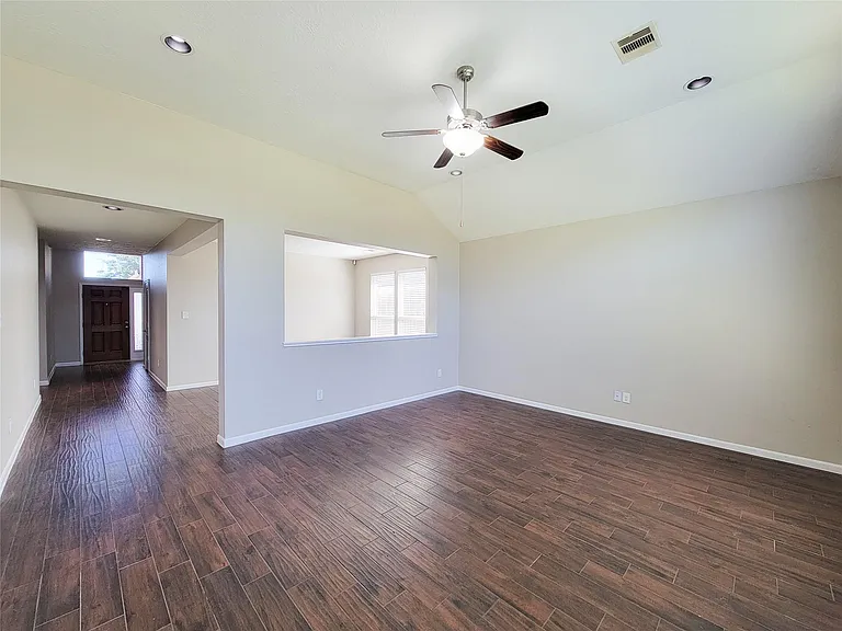 3007 Meadow Prairie St — Photo 2