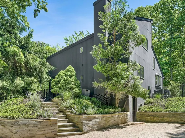 392 N Magee St, Southampton, NY 11968