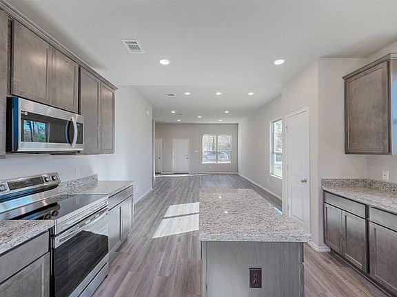 3rd image of 16718 Great Oaks Dr