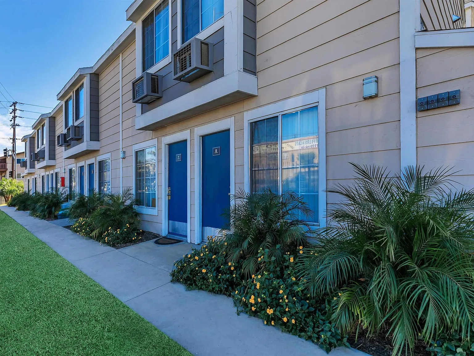Lake Balboa Townhomes — Photo 2