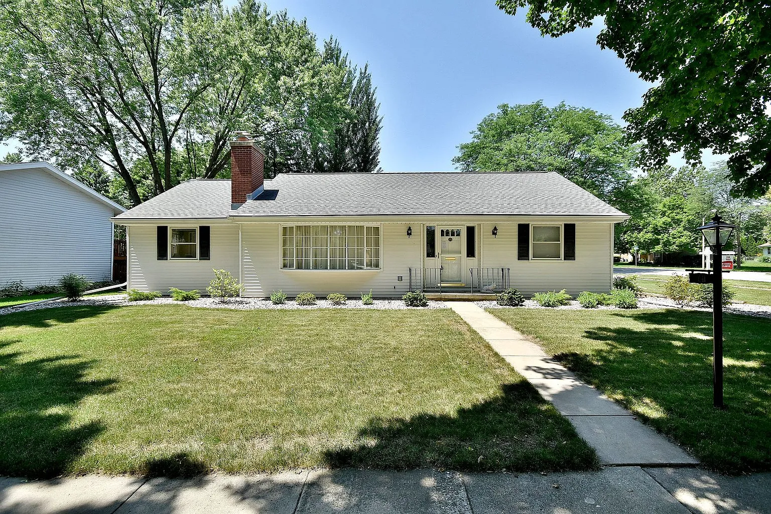 611 Katherine St photo 1