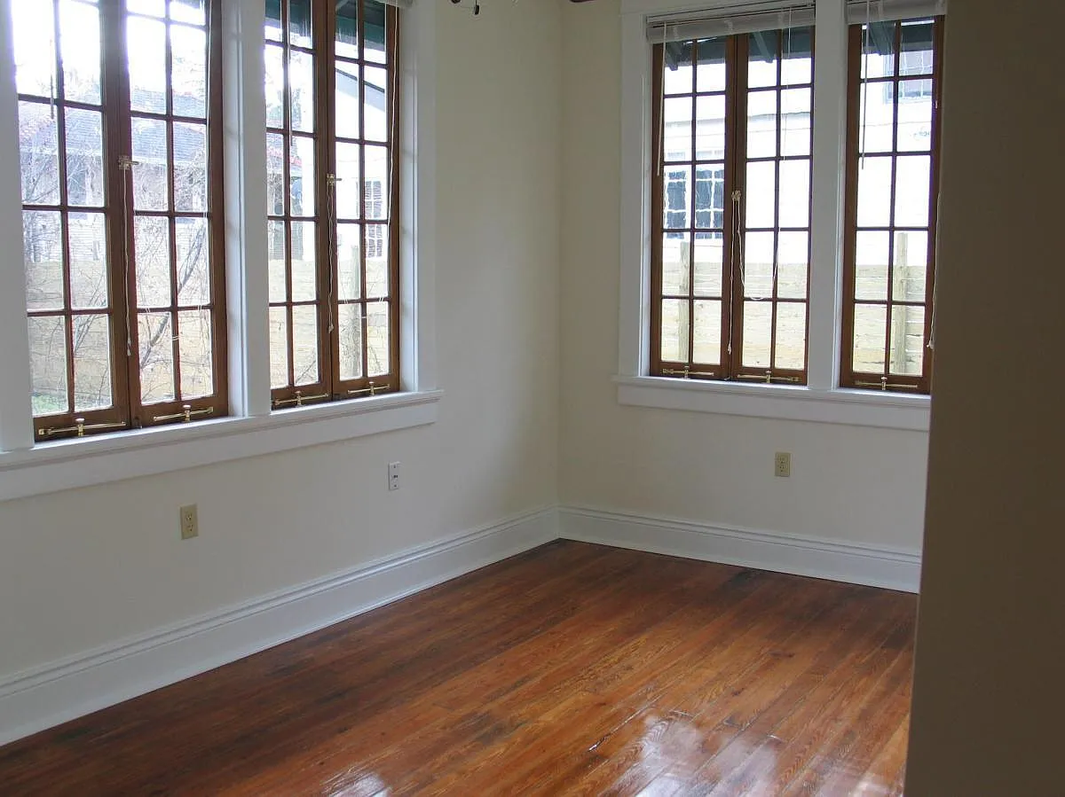 6102 S Claiborne Ave — Photo 2