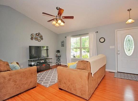4th image of 411 E Donnewald St