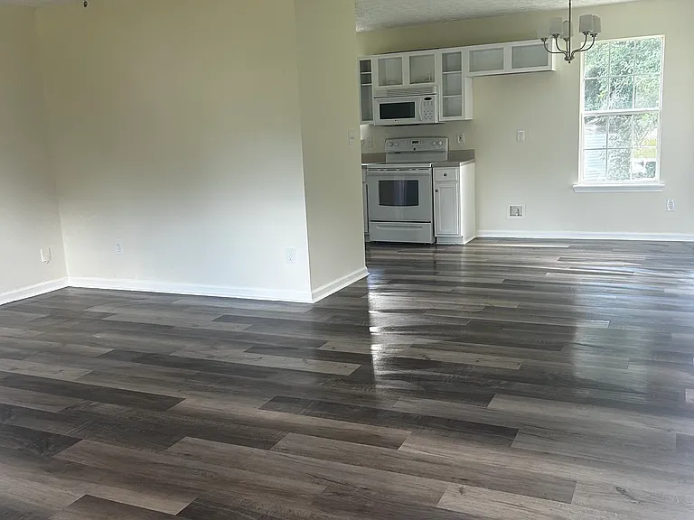 111 Ravenwood Ln — Photo 3