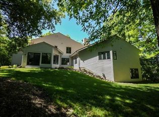 S10W32890 Timberline Cir, Delafield, WI 53018