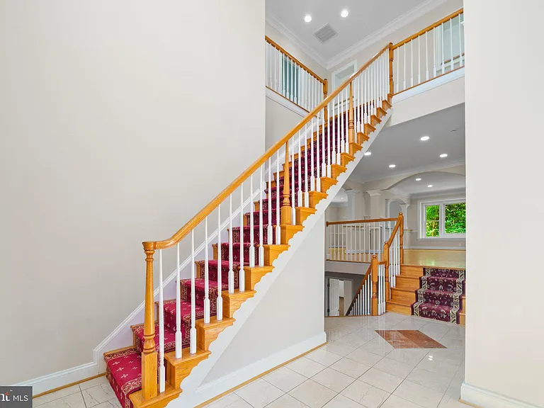 1310 Forestwood Dr — Photo 2