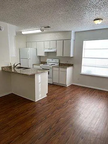 2 bed, 1.5 bath, 1000 sqft, $1,490 — Photo 3