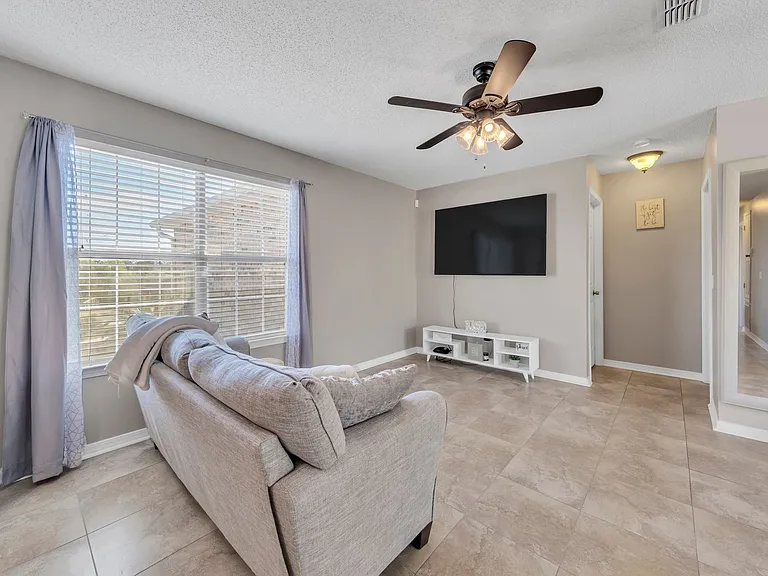 221 Trish Dr — Photo 6