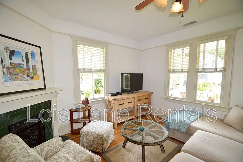 2 bed, 2.0 bath, 1201 sqft, $4,200 — Photo 2