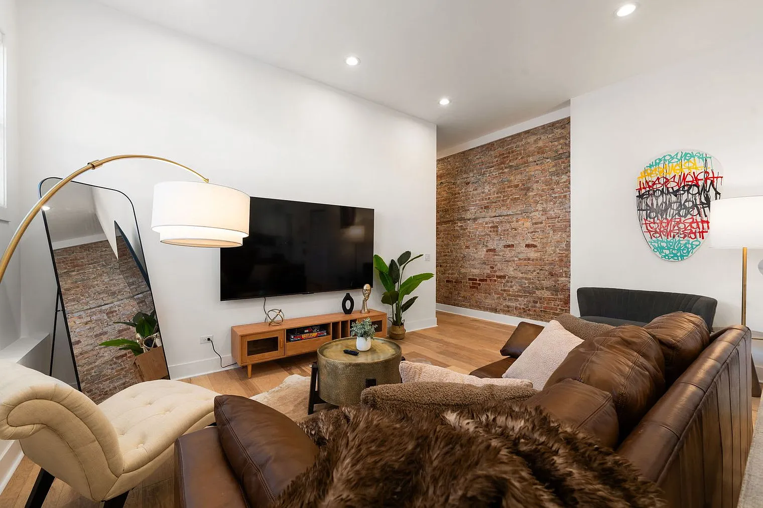 2 bed, 2.0 bath, 990 sqft, $4,056 — Photo 2