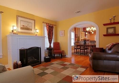 3rd image of 936 Nadine St