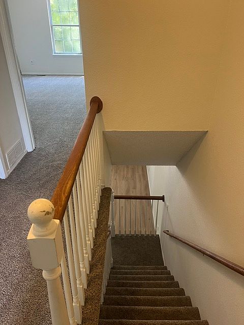 new carpet 2 bedrooms upstairs with full bath
