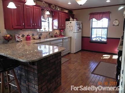 Kitchen : Custom painted cabinets, Granite counter tops