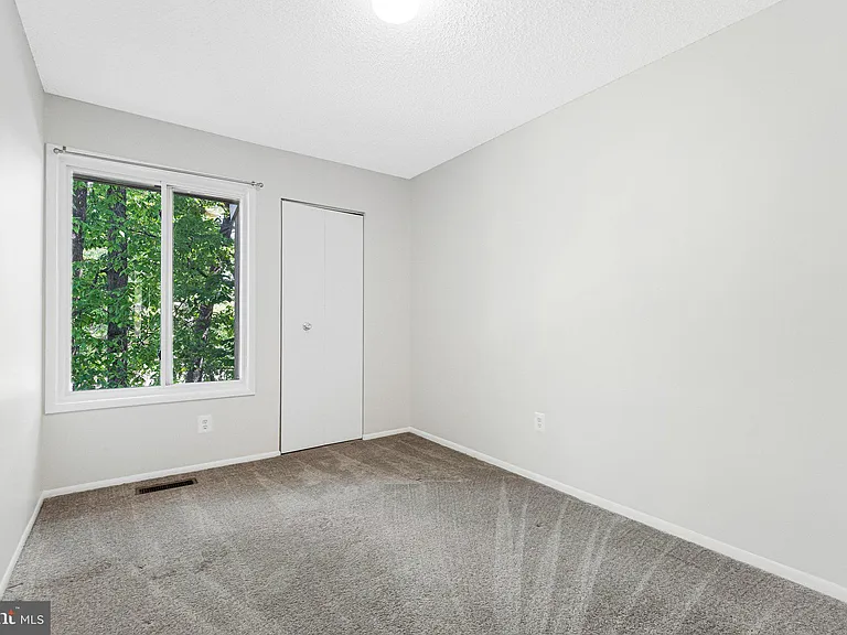 2202 Southgate Sq — Photo 4