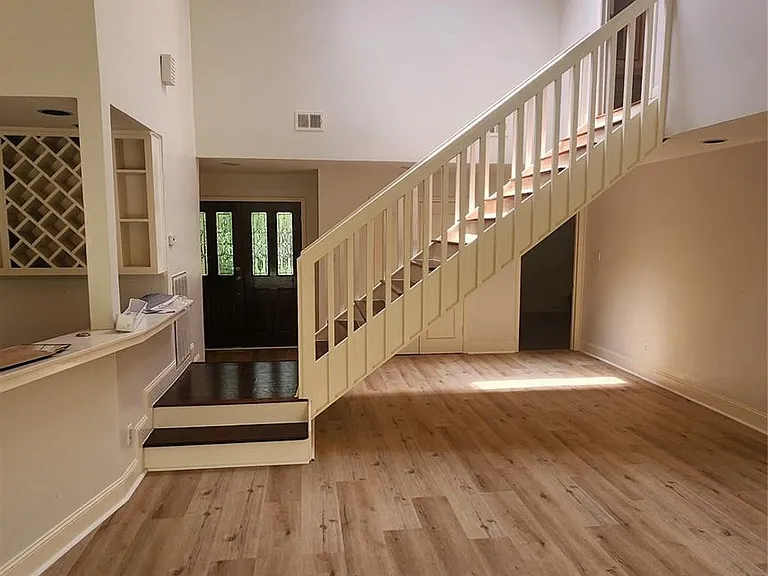 2127 Manor Green Dr — Photo 9