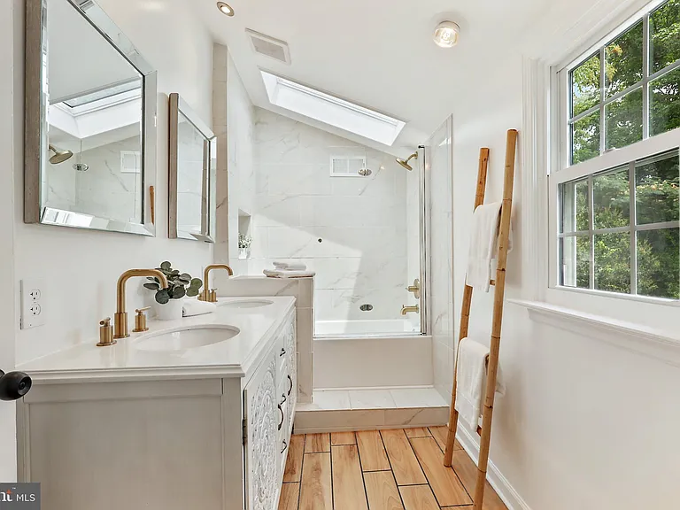 9223 Old Court Rd — Photo 44