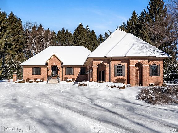 2nd image of 4525 Mapleton Dr