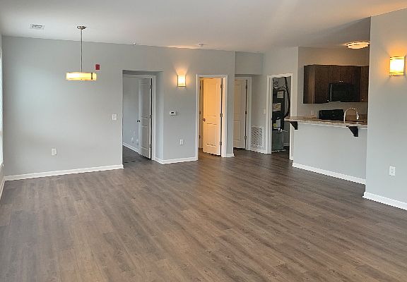 5th image of 608 Castle St #204