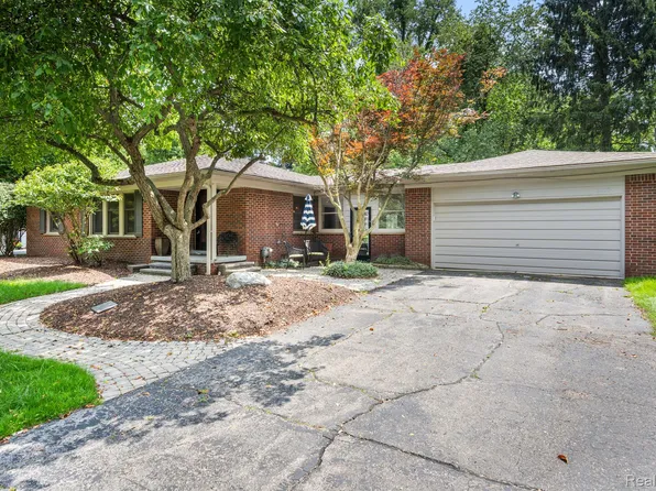 27331 Gardenway Rd, Franklin, MI 48025