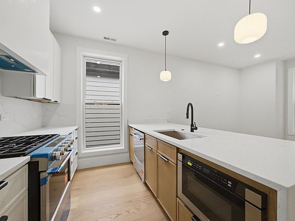 4th image of 3644 W Cornelia Ave Unit 2