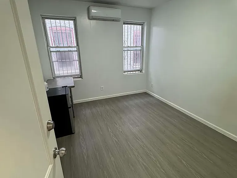 917 Willoughby Ave #1B — Photo 2