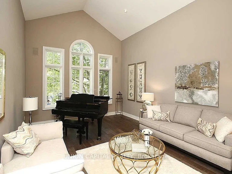 75 Langtry Pl — Photo 5