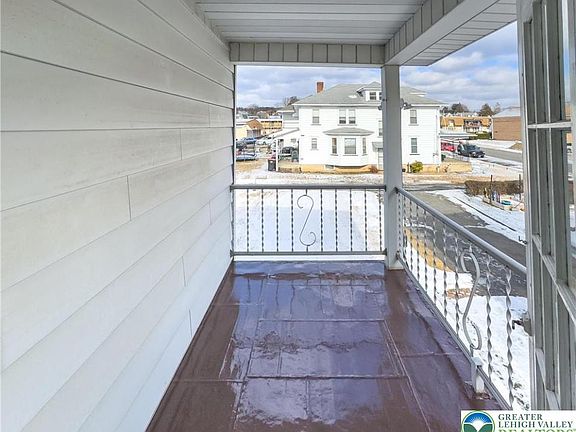 4th image of 606 Iron St