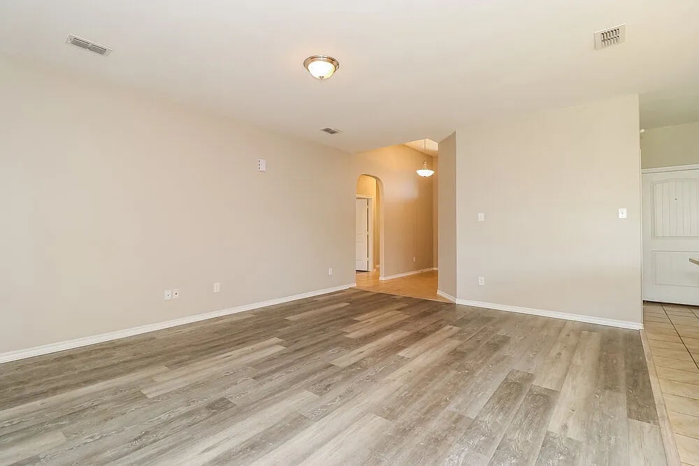 4 bed, 2.0 bath, 1758 sqft, $2,280 — Photo 3