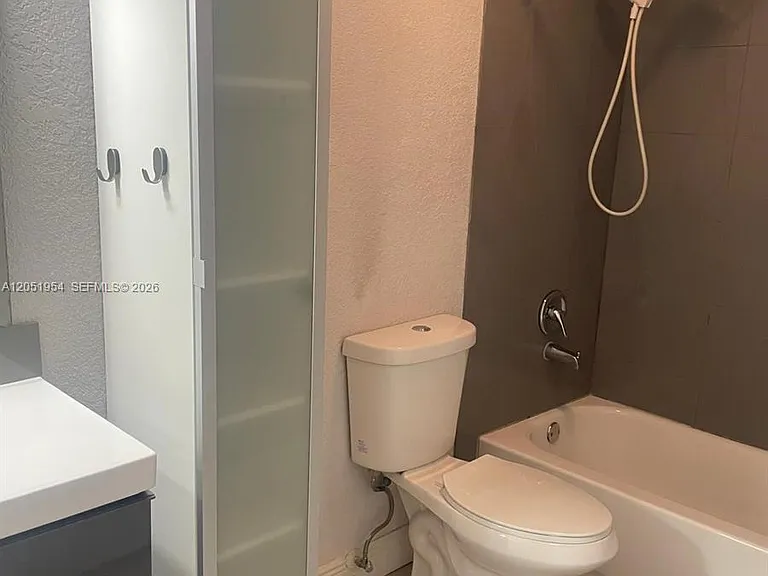 927 Riverside Dr #320 — Photo 7