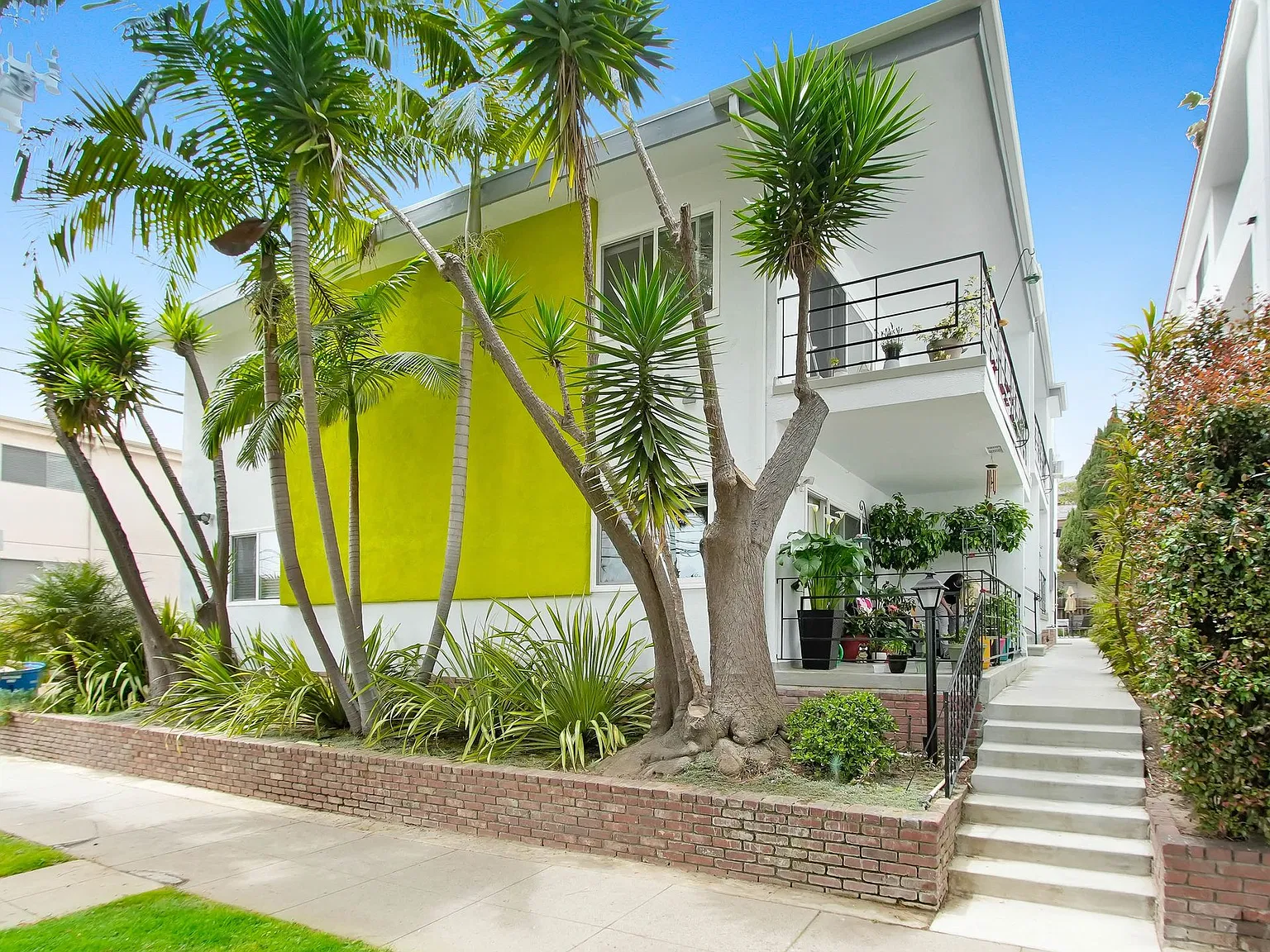 1121 California Ave, North of Wilshire in Santa Monica! — Photo 4