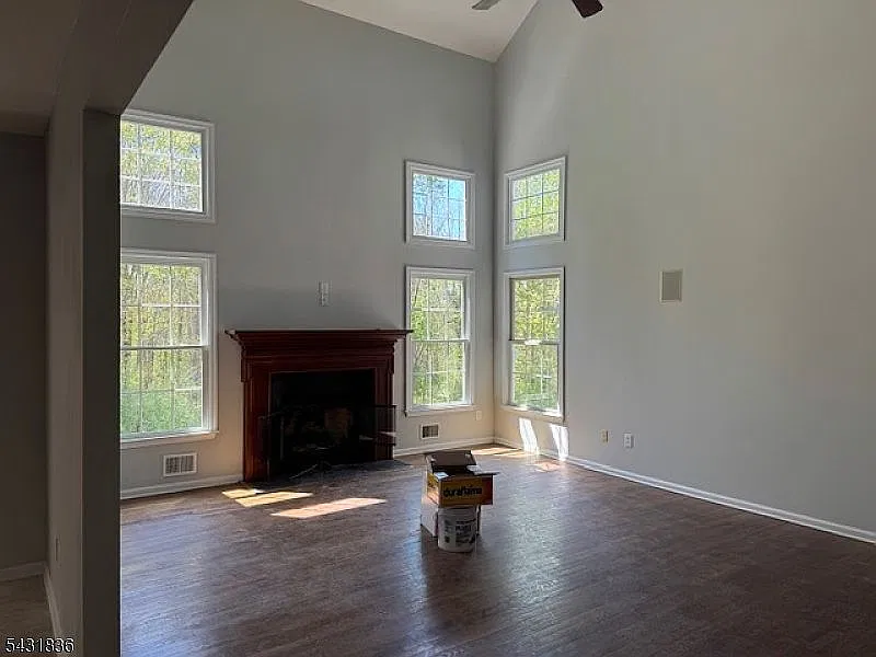 4 bed, 3.5 bath, 4500 sqft, $5,700 — Photo 2