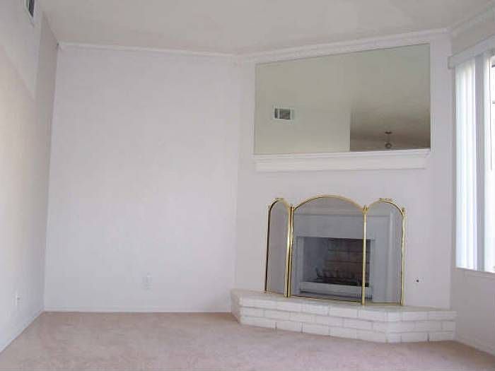 Livingroom with Fireplace