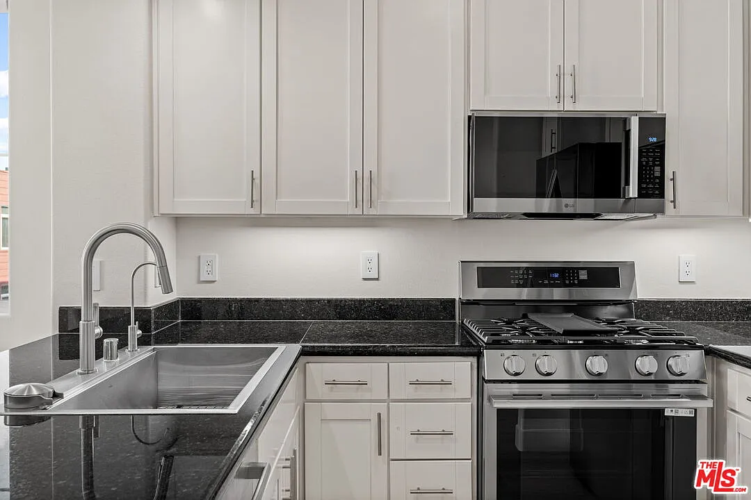 1 bed, 1.0 bath, 690 sqft, $3,100 — Photo 2
