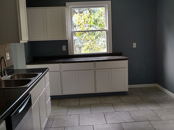 5th image of 802 S Mill St