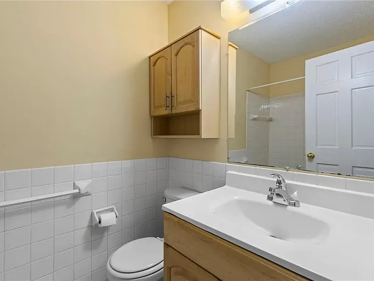 Upper Level Full Bath